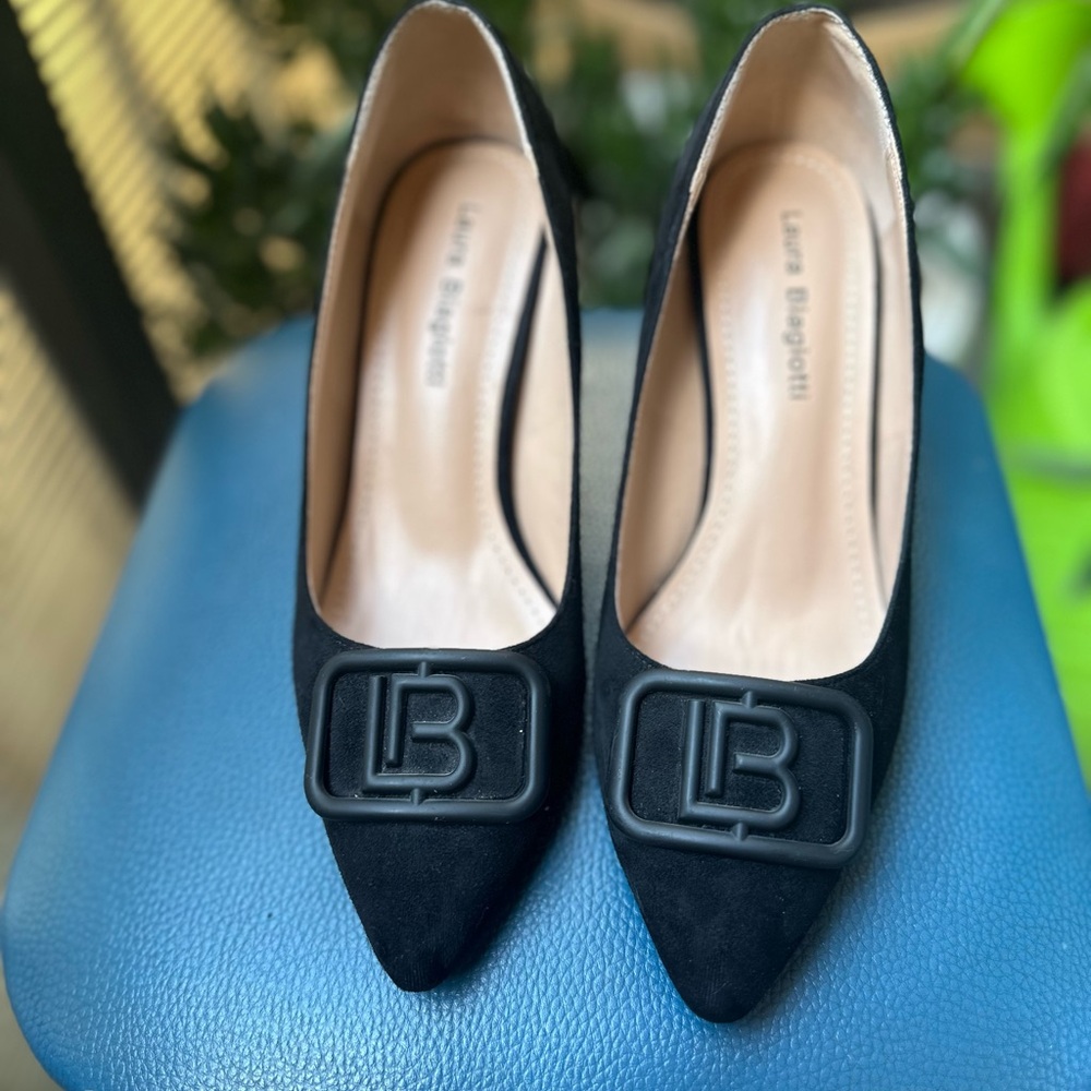 Laura Biagiotti suede pumps y.